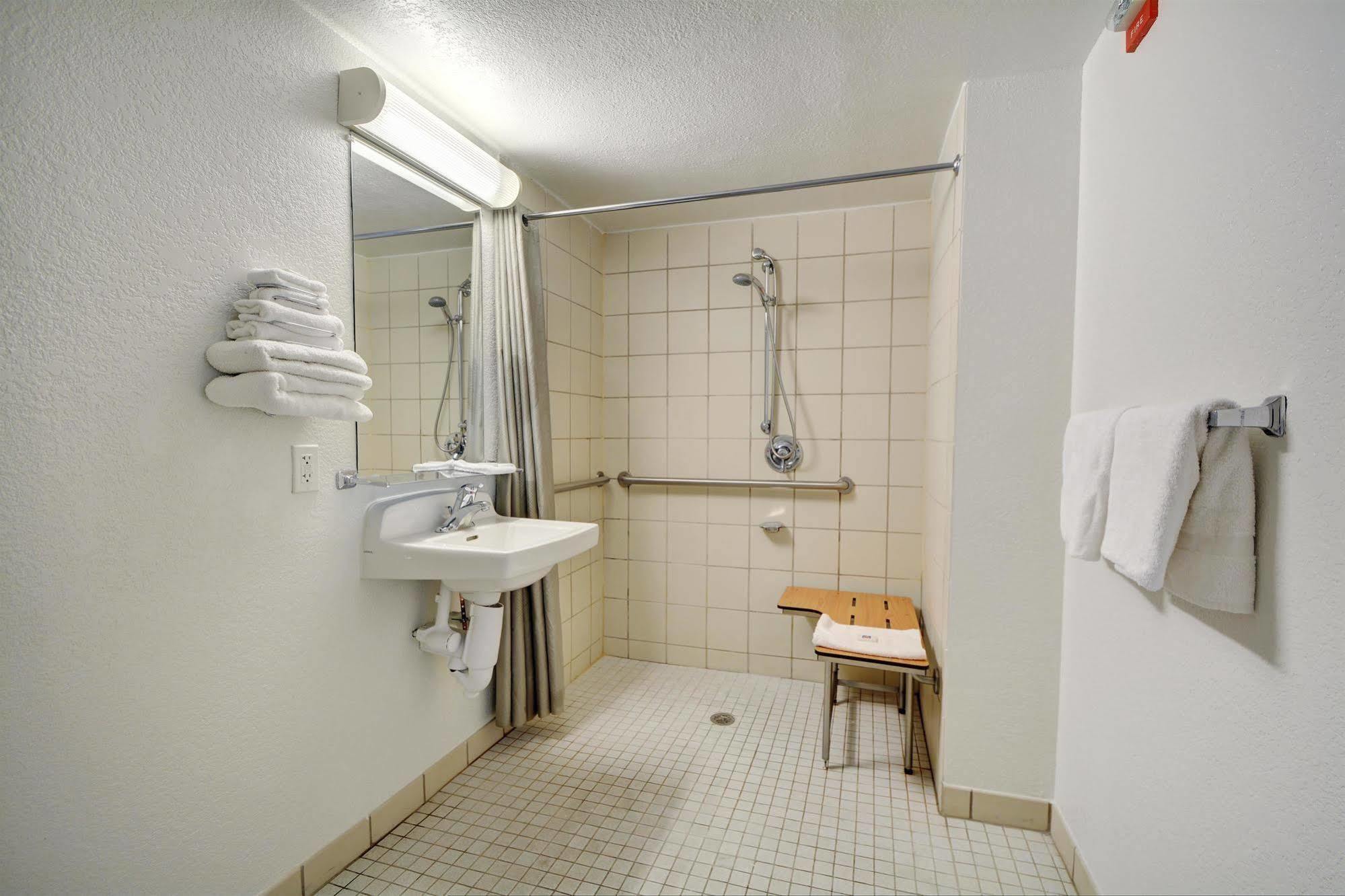 Motel 6-Newport, RI Buitenkant foto
